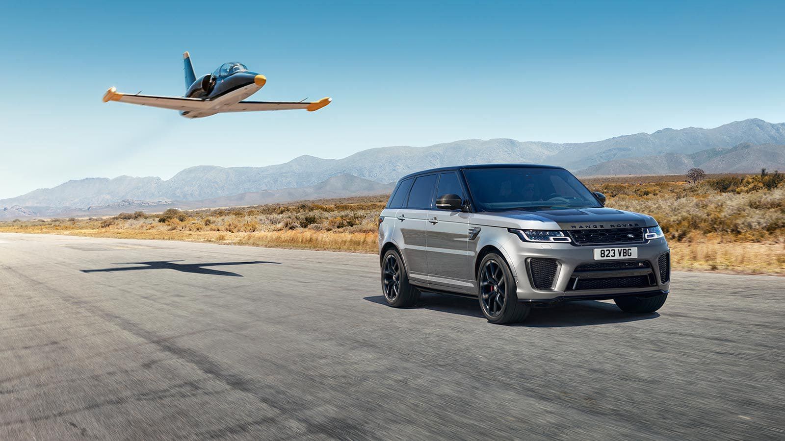 Лимитированная серия Range Rover Sport SVR с уникальным дизайном капота с отделкой из карбона в цвете Eiger Grey.
