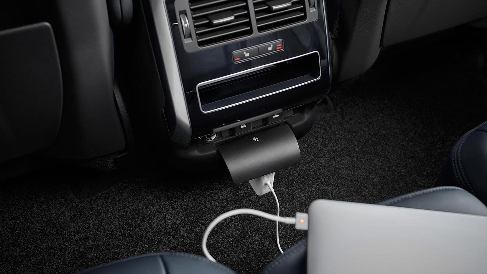 Розетка, два USB-разъема и два HDMI-порта позволят зарядить портативные устройства.