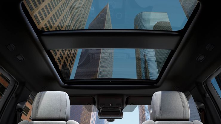 Панорамная крыша наполняет салон Range Rover Evoque естественным светом.