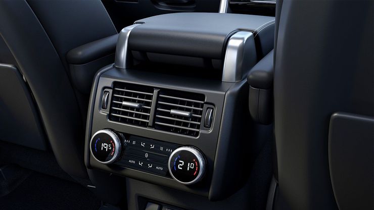 Четырехзонный климат-контроль обеспечивает комфорт для всех пассажиров и водителя.