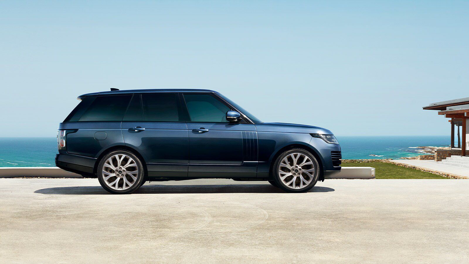 Автомобиль Range Rover Westminster в цвете Portofino Blue.