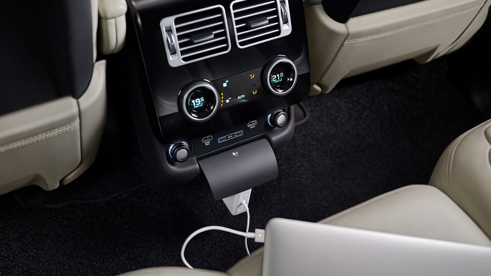 Розетка, два USB-разъема и два HDMI-порта позволят зарядить портативные устройства.