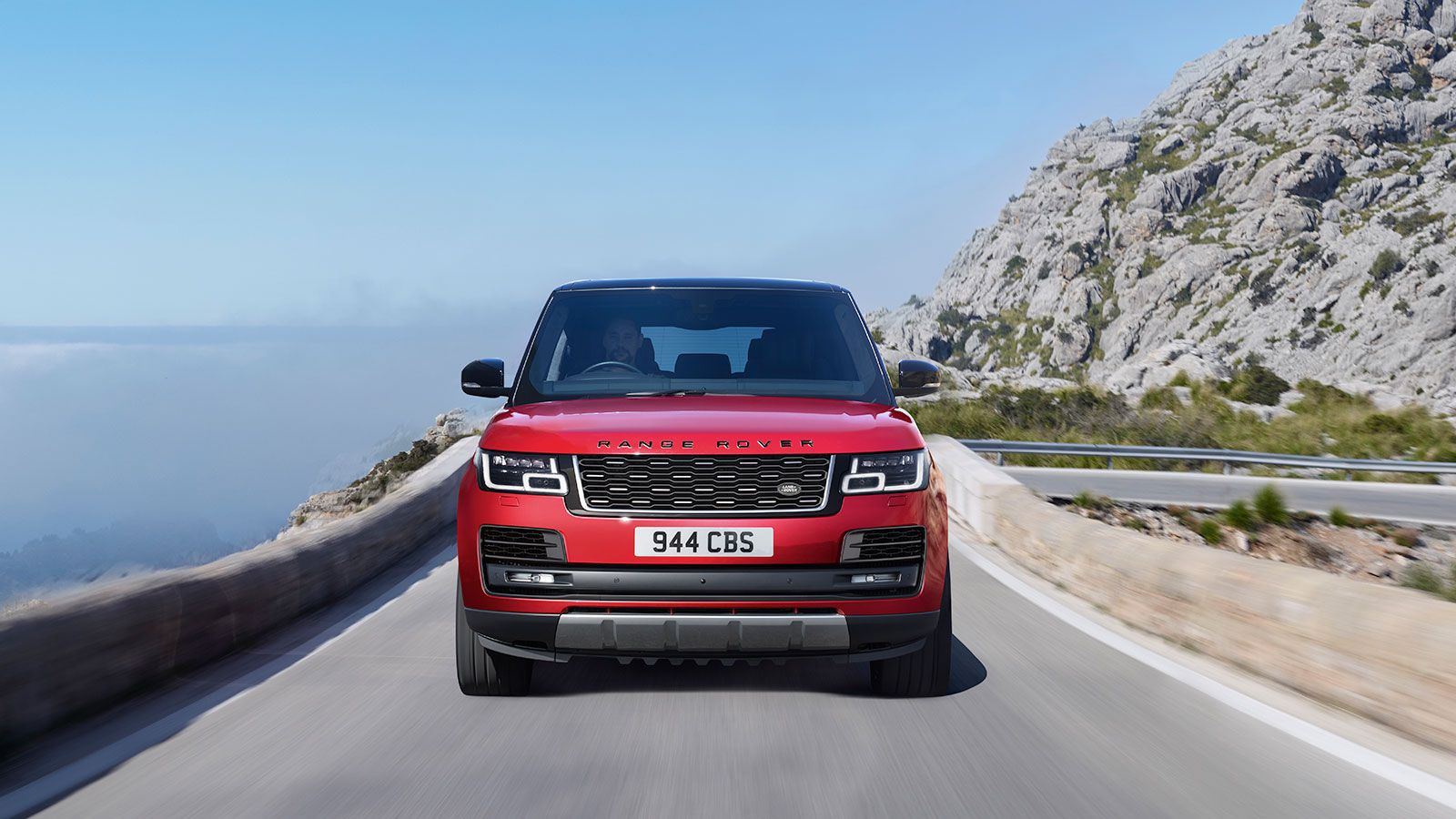 Автомобиль Range Rover SVAutobiography Dynamic в цвете Firenze Red.
