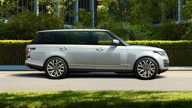 Range Rover Autobiography с удлиненной колесной базой и тонировкой стекол задних дверей.
