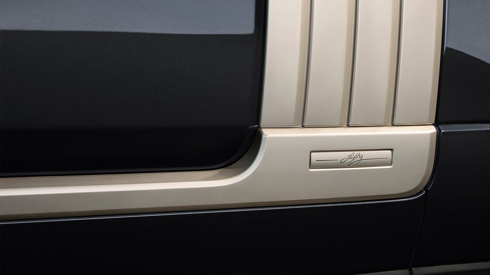 Боковые вентиляционные решетки с надписью Fifty в честь знакового события.